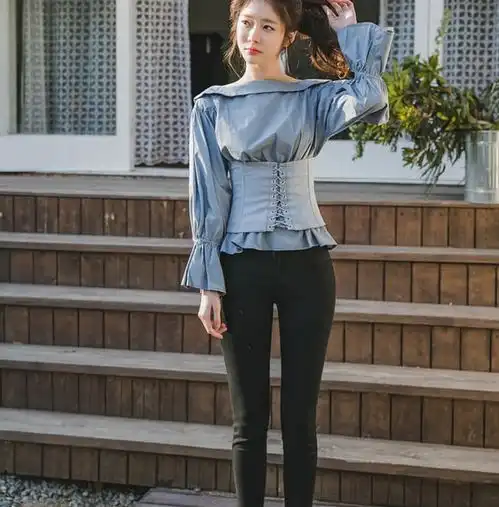  街拍牛仔裤小姐姐的穿搭,轻松自信,让你光彩夺人