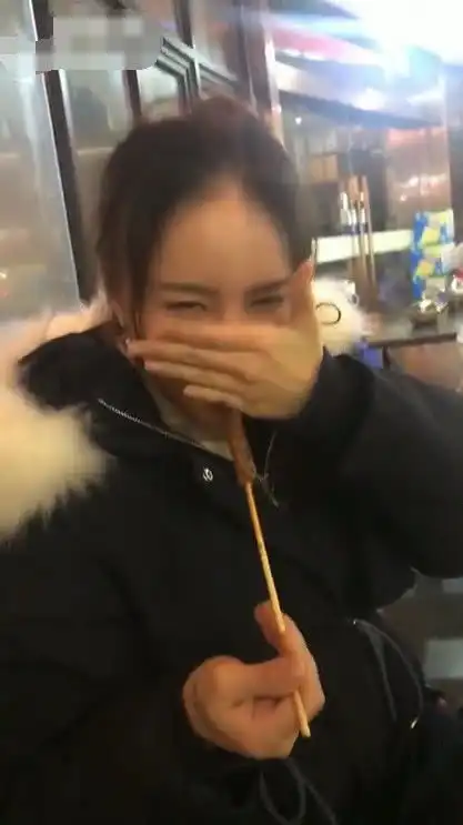 抖音发际线小姐姐火了,刘海被扯下的那刻,网友闺蜜还好吗