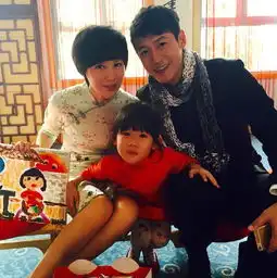  贝儿穿校服上小学鲍蕾陪伴