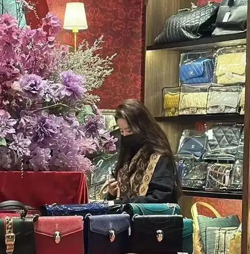 刘亦菲与闺蜜逛珠宝店,素颜露面难掩超高气质,嘟嘴卖萌被赞可爱