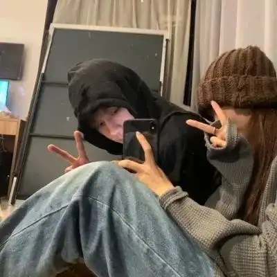  让人很惊艳的情侣双人头像真人我与旧事归于尽来年依旧迎花开