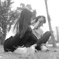  求一对两张情侣侧面黑白头像,越多对越好