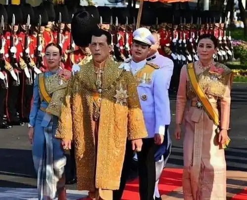  王室发布情侣头像,泰王夫妇合体秀恩爱,老夫老妻越长越像