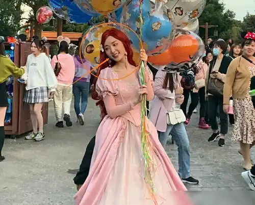  毛晓彤在迪士尼cos公主,被路人用原相机抓拍,这颜值认真的