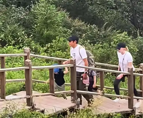  撒贝宁一家外出爬山,4岁龙凤胎正脸曝光,完全没有小撒的影子