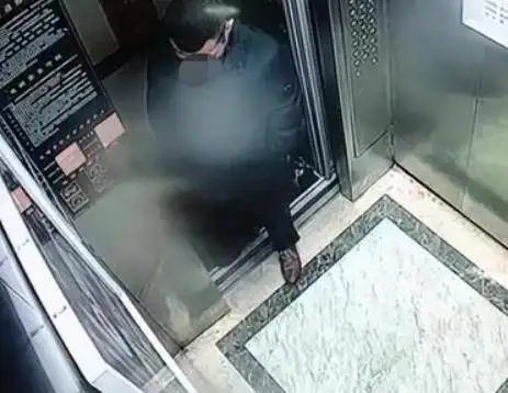  四川一男子在电梯内当着女性的面小便,警方调查回应二人系情侣关系