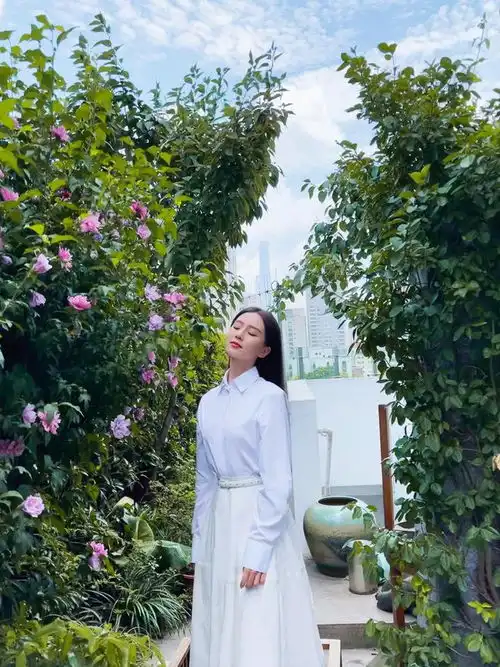  刘诗诗穿同色系列仙气十足,自带高级的浪漫范,这才是职场穿搭