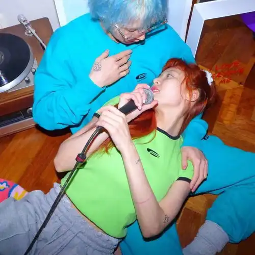  来康康这个港风情侣自拍