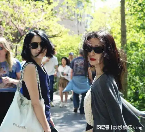 45岁女星高圆圆陪闺蜜逛街披头散发穿着随性,打扮年轻似少女