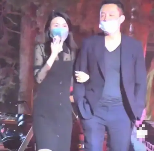  汪小菲和美女逛街后,张颖颖爆料分开后男方睡了十几个,大s承认流产两次