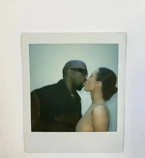 侃爷夫妇闹离婚全裸亮相格莱美后,这对北美癫公颠婆彻底掰了....