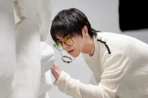  张碧晨晒生日照,评论区扯花花,网友希望你尽快找个疼你的男人