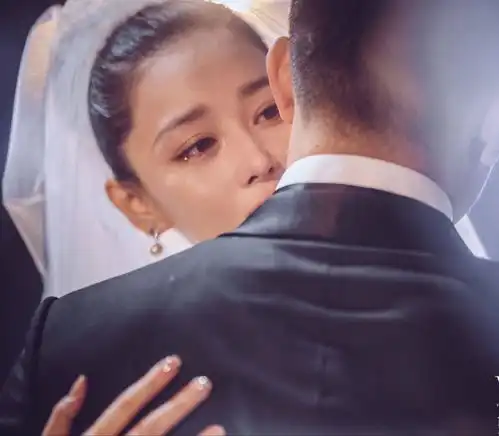  何捷张馨予婚后现身闹市,在一家小吃店驻足,两人的打扮引众议