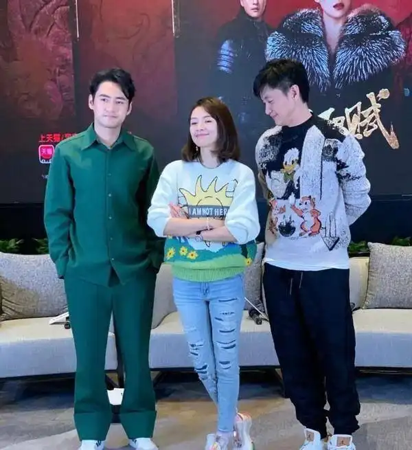  章子怡周一围合体发糖,穿情侣毛衣戏外也甜蜜,袁弘看着格格不入