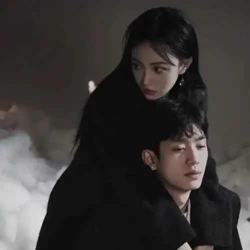  真人情头看见石头凌空而起形成一道彩虹般弧线