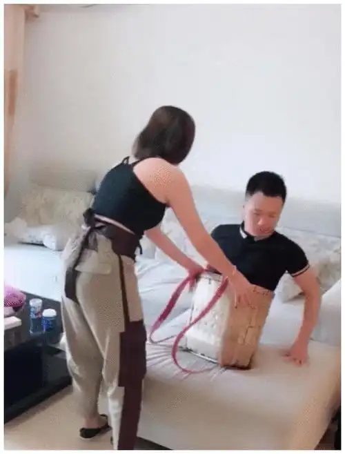  成都连体情侣,真情不抵现实,男子寻得新欢,女子一人带娃