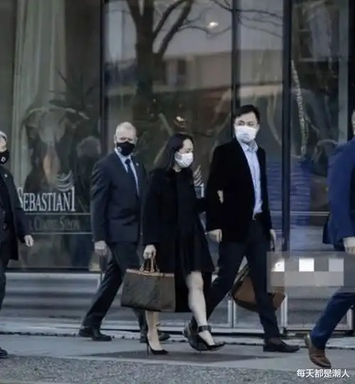  孟晚舟携老公压马路,穿一身黑和老公似情侣装,造型温柔又大气