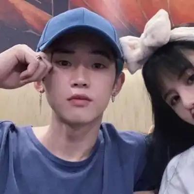  可爱情侣双人一图头像情侣头像一人一半分开