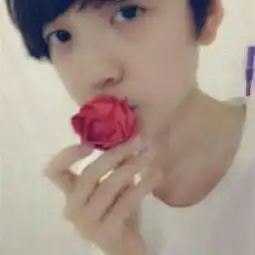  谁能帮我把这张照片搞清晰一点颜色什么都不要改