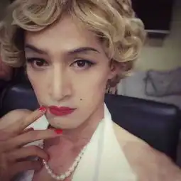  网友偶遇胡歌晒合照,无修图下胡歌颜值遭质疑,网友像老奶奶