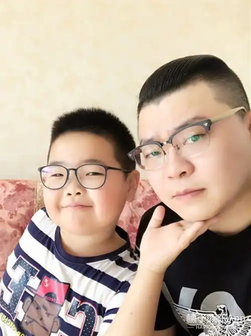  还记得国民表情包谢飞机吗他现在长大啦