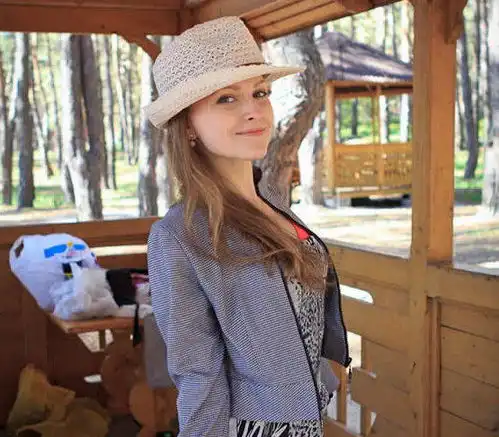  10年前,河北学渣娶乌克兰美女,住3000平别墅,他是如何做到的