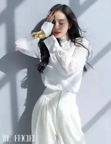 杨幂也温柔也果敢自由封面明星