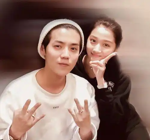  鹿晗暗戳戳秀恩爱,几年前的棒球帽依旧不离身,被扒出与关晓彤是情侣款