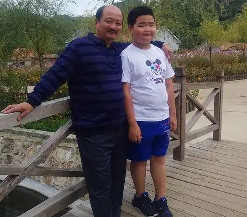  乡村爱情谢腾飞长大了,脸盘圆润眼睛小,网友该减肥了