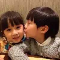  可爱小孩情侣头像一左一右,小小的童年,充满了情感了