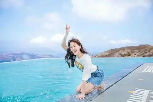  跟着迪丽热巴学习8个拍照姿势,避免拍照尴尬,拍照更显自然上镜