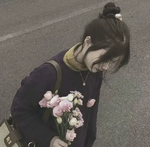  手拿捧花的头像女