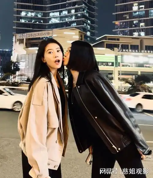 高圆圆不晒老公晒闺蜜亲亲,短外套搭黑裤子,笑容甜美很大气