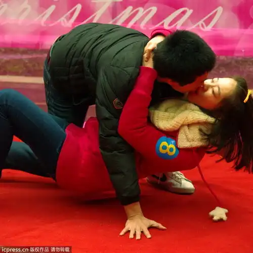  武汉举办kiss大赛情侣上身下叉挑战高难度