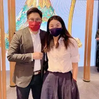  郭晶晶晒儿子演出照,霍中曦穿西装演奏帅气十足,郭妈妈罕见出镜