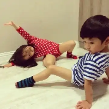 可爱的一对小人儿