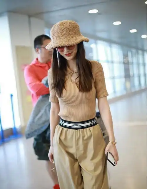  杨颖置身麦田清新养眼,穿素色长裙氛围感超绝,哪像当妈的人