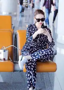  戚薇穿睡衣现身睡衣style轻松懒出时髦新高度星味十足