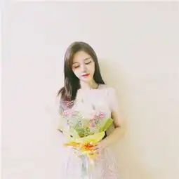  女生长发唯美捧花头像大全2018收起你的虚伪滚出我的世界