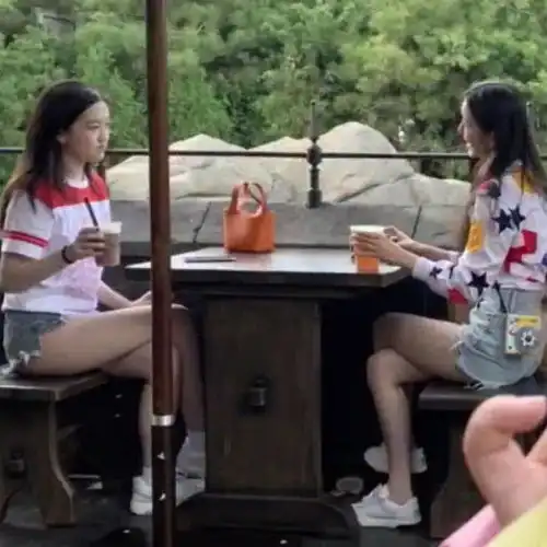 李嫣现身环球影城被偶遇,穿热裤大秀白皙美腿,拎3万菜篮子包包