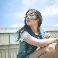 孤单愁容qq女生头像爱情要用实际行动表示