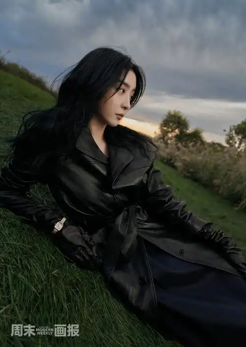  许佳琪赵小棠同框拍大片黑裙酷飒和小兔子互动画面养眼