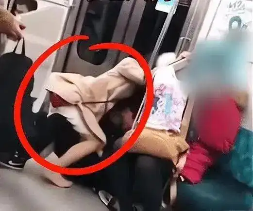  山东有网友上传了一段视频,在某列地铁上疑似一对情侣在地铁亲热