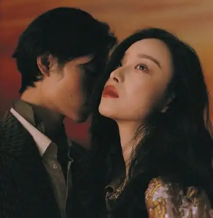  不愧是烈焰妆大片倪妮开年封面来了,红唇烈焰风情万种