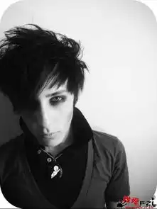  寻找这个欧美男生黑白头像原图...