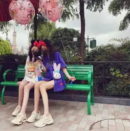  王菲13岁女儿李嫣游迪士尼晒大长腿,比姐姐窦靖童更像王菲