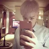  2019对着镜子男生头像男生对镜子自拍头像图