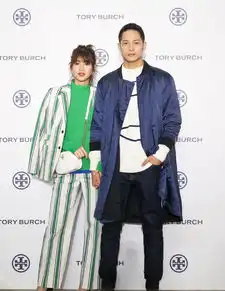  剧中饰演罗晋前女友,穿衬衫裙牵手老公秀恩爱,连西装都是情侣款