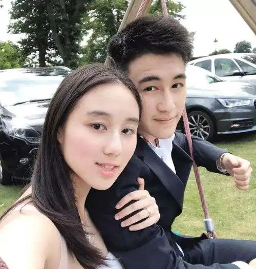 李嫣闺蜜罕晒合照,任正非小女儿竟稳站c位,豪门二代果真是个圈