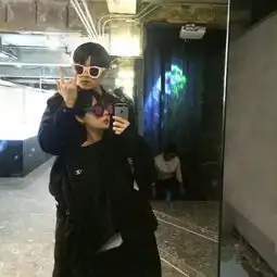 一个假装快乐,一个真心难过